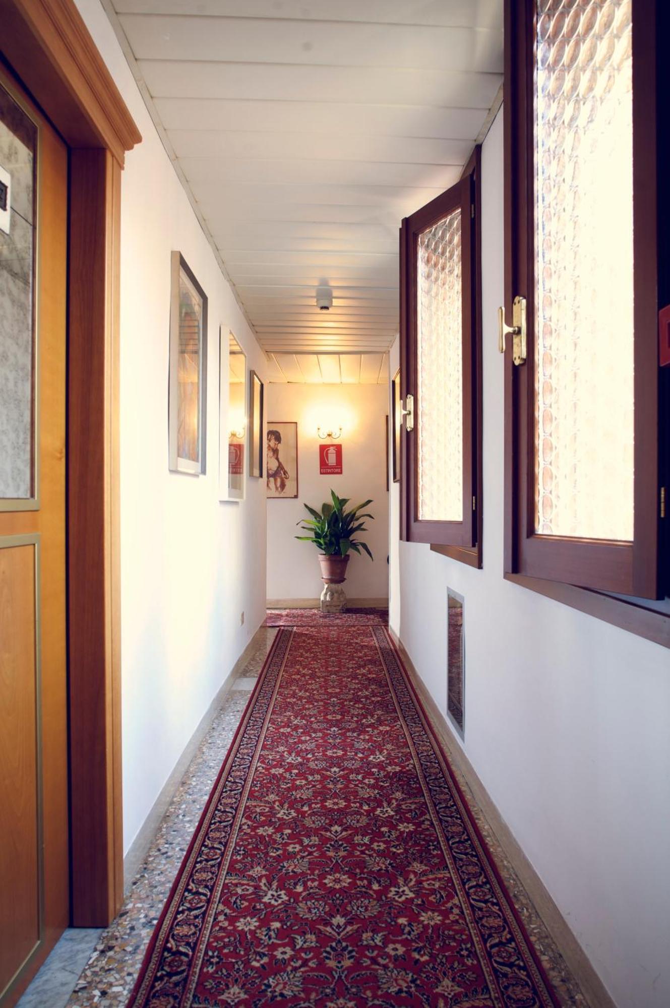 โรงแรมเซเรนิสซิมา เวนิส ภายนอก รูปภาพ